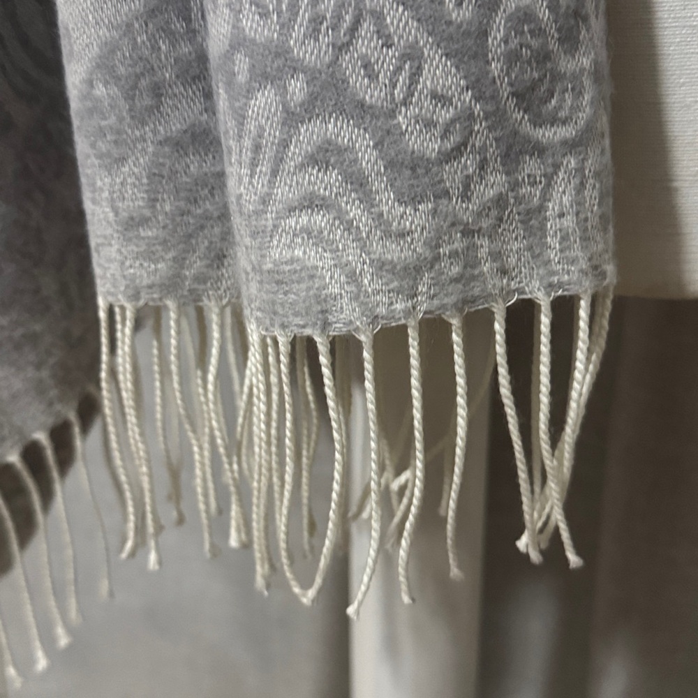 Stunning Italian Wrap/Shawl Scarf-Like New-Gray Ombre Print-Twisted Fringe-Soft - Picture 3 of 16